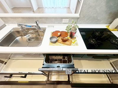 【キッチン】 | グリーンヴィラ琴似A棟 | 食器洗乾燥機付きで家族の食器もピカピカ。後片付けもラクラクこなせて、日々の生活には欠かせない便利設備。環境にもママの手にも優しいのがうれしいですね。
