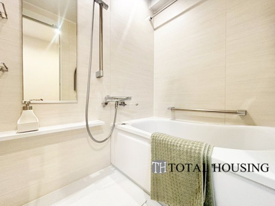 【浴室】 | グリーンヴィラ琴似A棟 | 一日の疲れを癒してくれる場所なので、快適に過ごして頂く為にゆったりサイズのバスタブを用意しました。是非半身浴をお楽しみ下さい。