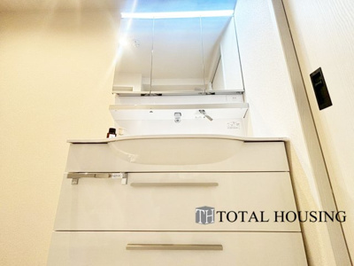 【独立洗面台】 | グリーンヴィラ琴似A棟 | 一日の始まりの朝、歯磨きをしたりメイクや髪をセットしたり・・・使いやすさが考えられた3面鏡です♪シャワー付水栓で洗面台でのシャンプーや毎日の掃除に大変便利ですね♪