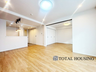 【居間・リビング】 | グリーンヴィラ琴似A棟 | 広くゆったりと家族揃って寛げるLDKは約16.7帖。毎日の始まりと終わりをここで迎える大切な空間はいつでも心地良い空気感。落ち着いた雰囲気で過ごしたり家族でわいわい盛り上がる日も。