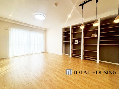 【居間・リビング】 | グリーンヴィラ琴似A棟 | 通風・採光に優れ、優しく心地よい光と風が溢れています。豪華で贅沢な素晴らしい居住性と、心を満たすハイクオリティが見事に調和した住み心地を心ゆくまでご堪能ください。