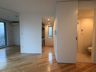  | S・FLAT | 洋室左奥はカーテンで間仕切りができます。ベッドとリビングスペースを分けたい方にも安心です。