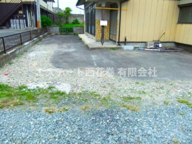 不動貸家の駐車場|縦列も含めれば４台駐車可能です。