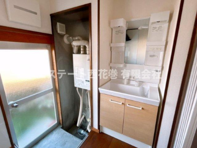 不動貸家の独立洗面台|キッチン内にあります。