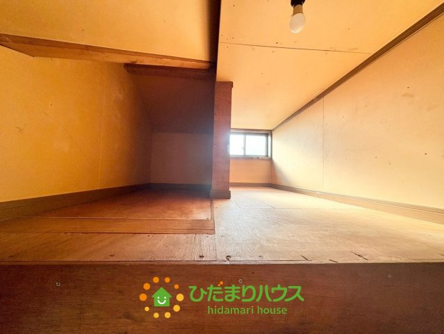 久喜市西大輪5丁目　中古一戸建ての収納|季節物や大きな荷物をすっきり片づけられる、便利な隠れ収納です。