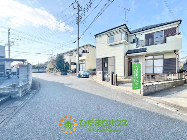 久喜市西大輪5丁目　中古一戸建ての前面道路含む現地写真|車通りが少なく、日幅も広い為、安心して駐車可能です。