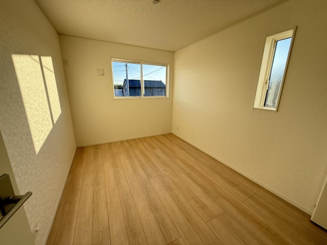 クレイドルガーデン前橋市大前田町第１　１号棟の独立洗面台|シャワー水栓付き洗面台＆三面鏡付きで朝の身支度もバッチリです！
洗面台には収納スペースもあり洗面室もすっきり片付きますよ！