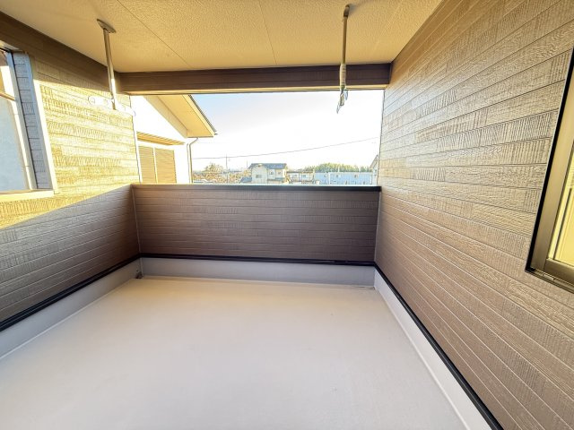 クレイドルガーデン前橋市大前田町第１　１号棟のバルコニー|インナーバルコニーなので急な雨でも洗濯物が濡れません。広々していて布団も干せる広さです。