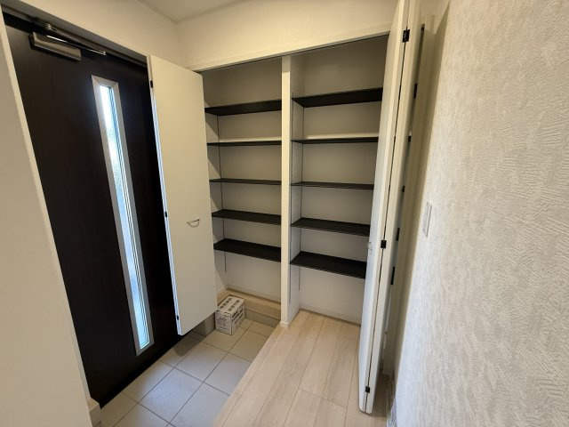 クレイドルガーデン前橋市大前田町第１　１号棟の玄関|収納もある玄関です！玄関もタイル敷なのでお掃除もしやすいですよ！