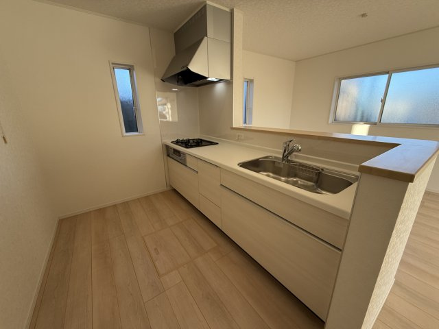 クレイドルガーデン前橋市大前田町第１　１号棟のキッチン|人気のカウンターキッチン採用です☆
コンロも３口ご用意しています！調理スペースも広くストレスなくお料理できます。
浄水器つきなので美味しいお水も飲めますよ♪