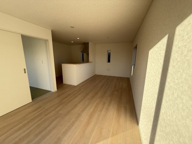 クレイドルガーデン前橋市大前田町第１　１号棟のキッチン|人気のカウンターキッチン採用です☆
コンロも３口ご用意しています！調理スペースも広くストレスなくお料理できます。
浄水器つきなので美味しいお水も飲めますよ♪