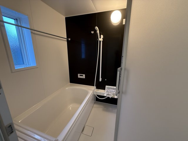 クレイドルガーデン前橋市大前田町第１　１号棟の浴室|１坪タイプのフルオートバスです！
足を延ばして入れる広さなので一日の疲れもとれますよ♪
室内物干しや浴室乾燥機もあるのでお天気の悪い日にはランドリースペースとしてもご利用できます！