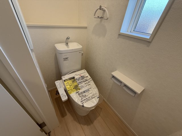 クレイドルガーデン前橋市大前田町第１　１号棟のトイレ|1階トイレです。清潔感のある白を基調としています。
温水洗浄・便座暖房機能の付いた快適なトイレです☆