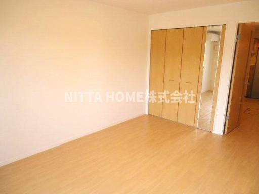 ソレアード田園の居間・リビング|８．８帖の洋室です＊もちろん収納もついています★