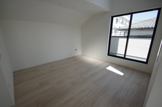 【居間・リビング】 | 【仲介手数料無料！！】府中市分梅町1丁目　新築戸建て（全2棟）1号棟　7149万円