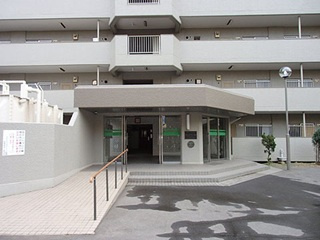 【エントランス】 | ウェルフエアグリーン船橋 | エントランスはバリアフリー対応でスロープがございます。