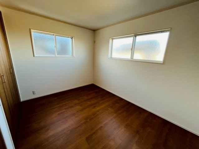 古河市上辺見　全3邸の洋室|〇2号棟　洋室　6帖〇
日差しが注ぎ、心地よい空間です。各居室に収納付きで住みやすさにこだわっています！
2025年11月撮影