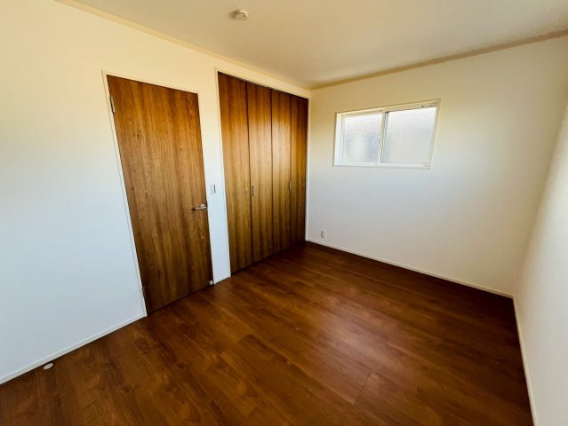 古河市上辺見　全3邸の洋室|〇2号棟　洋室　6帖〇
各居室に収納がございますので最大限お部屋を広く使うことができます♪
2025年11月撮影