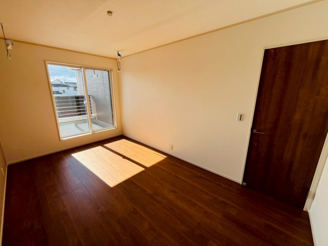 古河市上辺見　全3邸の洋室|〇2号棟　洋室　7.5帖〇
バルコニーに面した洋室は日当たり良好です！ウォークインクローゼット付き♪たっぷりの収納スペースで住空間もスッキリ広々（＾＾）
2025年11月撮影