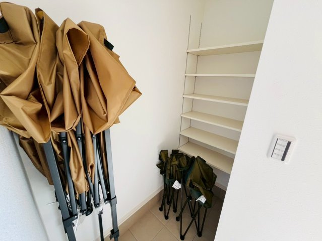 古河市上辺見　全3邸の収納|〇2号棟　土間収納〇
靴やアウトドア用品も汚れを気にせず収納できる土間収納付きです！
2025年11月撮影