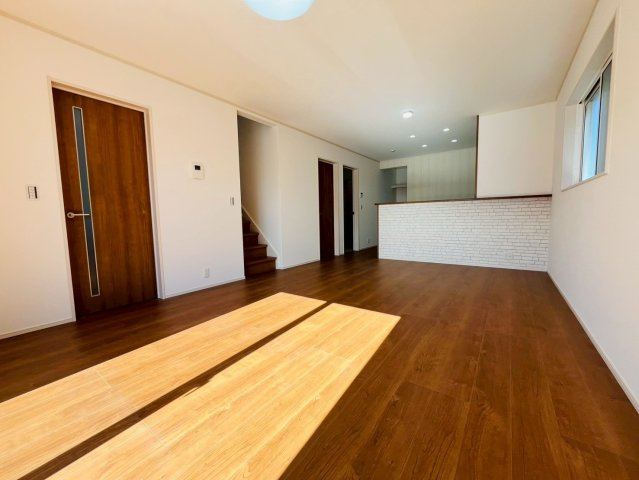 古河市上辺見　全3邸の居間・リビング|〇2号棟　リビング〇
広々LDK17帖！キッチンから視線が通るリビングダイニングは自然とコミュニケーションが生まれ家族が集まる空間に♪
2025年11月撮影