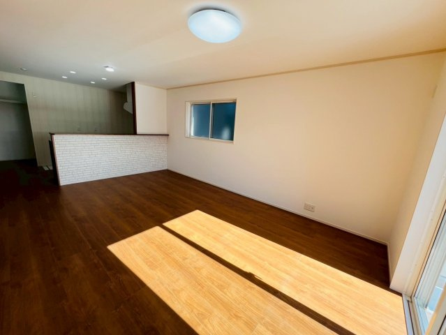 古河市上辺見　全3邸の洋室|〇2号棟　リビング〇
明るいリビング。長方形の間取りの為、家具の設置もしやすく快適です♪
2025年11月撮影