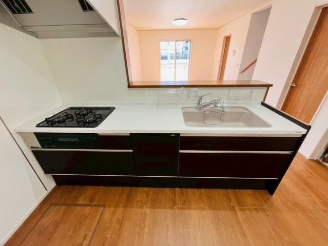 古河市上辺見　全3邸のキッチン|〇2号棟　キッチン〇
対面仕様で、料理をしながら家族と会話ができるだけでなく、明るいリビングとつながる、ゆとりと快適性を兼ね備えたキッチンです♪
2025年11月撮影