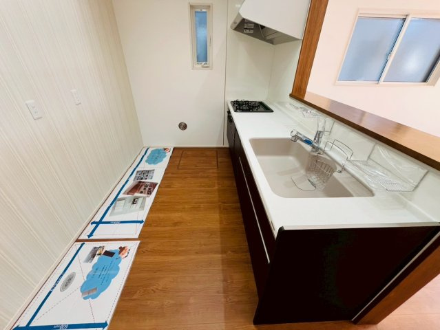 古河市上辺見　全3邸のキッチン|〇2号棟　キッチン〇
シックでスタイリッシュなデザインのキッチン♪節水、手荒れ防止にもなる食洗機付き！家事の時短が図れるので共働きのご夫婦にもおすすめです（＾＾）
2025年11月撮影