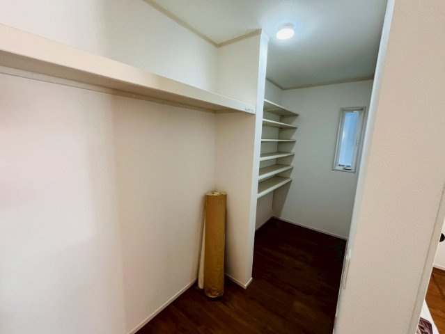 古河市上辺見　全3邸の収納|〇2号棟　キッチンパントリー〇
キッチン奥にはパントリーを設置しました。食材の保存やキッチン用品などをしまっておくことができます♪
2025年11月撮影