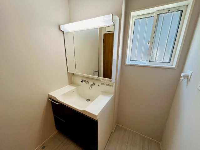 古河市上辺見　全3邸の独立洗面台|〇2号棟　洗面化粧台〇
ご家族揃って身支度可能なゆとりの洗面室。三面鏡の大きな洗面台は、収納スペースも充実♪鏡の裏も収納スペースになっております。
2025年11月撮影