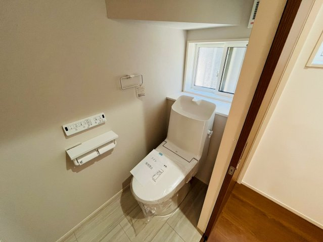 古河市上辺見　全3邸のトイレ|〇2号棟　トイレ〇
清潔なトイレ空間を維持するために、汚れが付きにくく掃除も楽にできる便器です。
2025年11月撮影