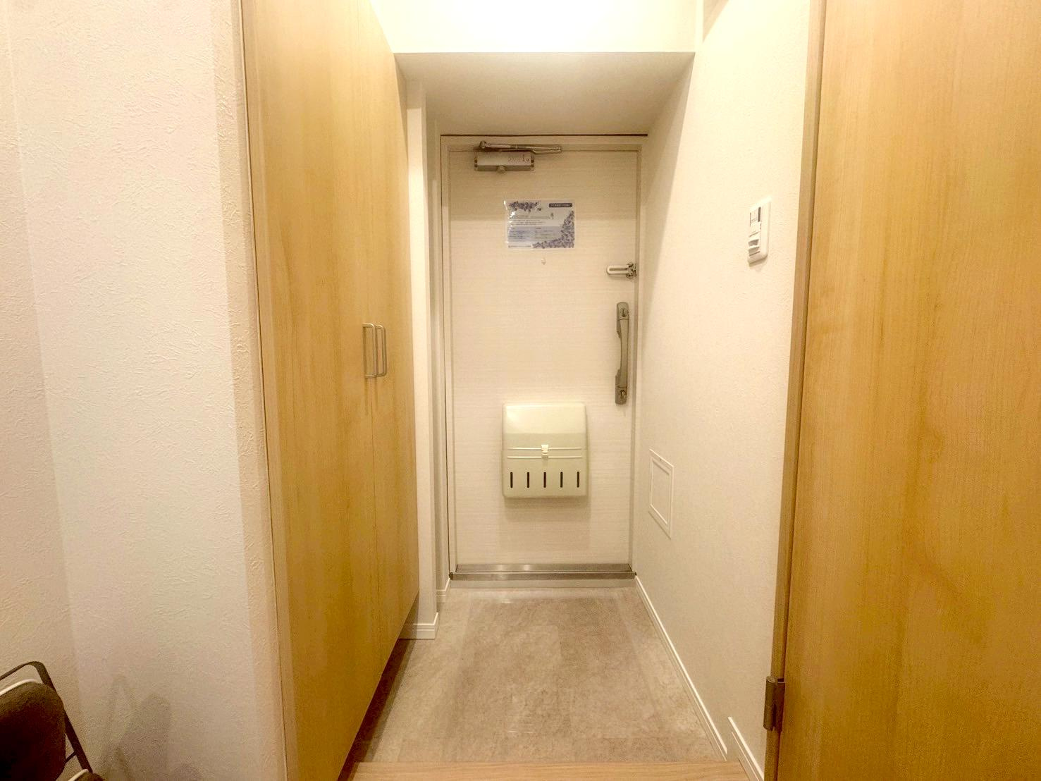 扇サンハイツの玄関