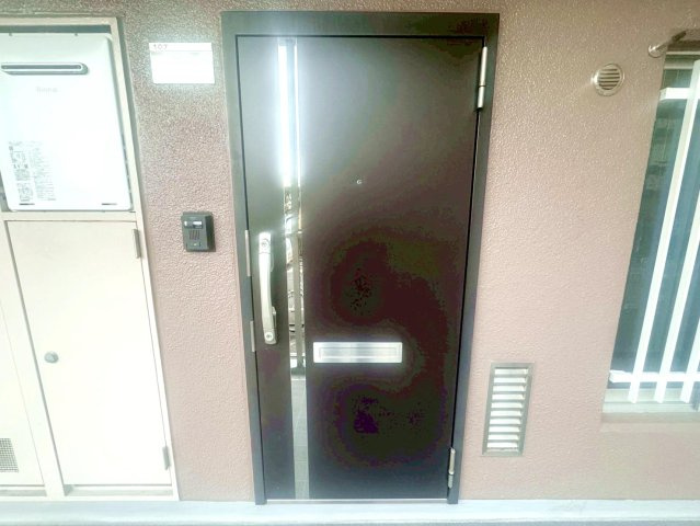 扇サンハイツの玄関