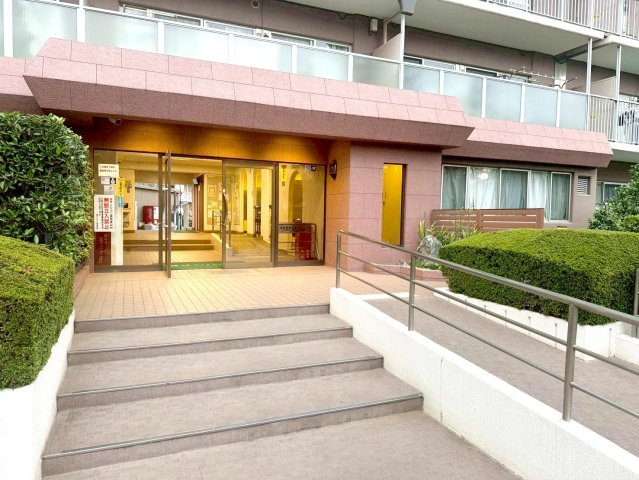 扇サンハイツのエントランス