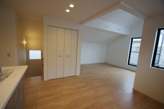 【居間・リビング】 | 【仲介手数料無料！！】府中市分梅町1丁目　新築戸建て（全2棟）2号棟　7199万円