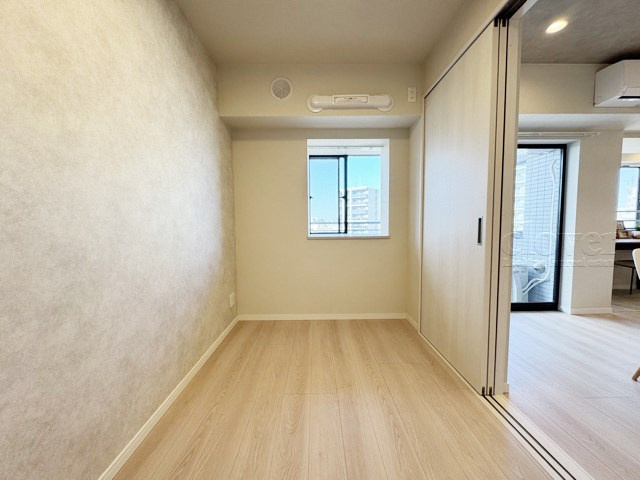 【寝室】 | ウィン南千住エクシオン | ベッドを置いて個人居室にする場合は、多くの時間を過ごすことになる空間です。使い勝手や落ち着きを想像してください。～即日のご見学可能～　お問合せはお気軽にどうぞ。