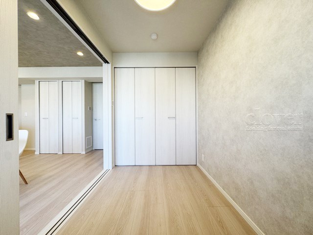 【洋室】 | ウィン南千住エクシオン | 大きな収納力が魅力の洋室。多くのお客様から、「欲しいもの＝収納」という声をいただきますが、まさにこのようなお部屋は需要の高さを感じます。～即日のご見学可能～　お問合せはお気軽にどうぞ。