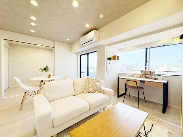 【居間・リビング】 | ウィン南千住エクシオン | 広く明るいLDKの特徴は、複数の窓から光を取り入れられる構造になっていること。多くの時間を過ごすこの空間が明るいことは、何よりの満足感に繋がります。～即日のご見学可能～　お問合せはお気軽にどうぞ。