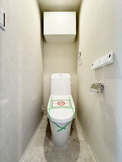 【トイレ】 | ウィン南千住エクシオン | 温水洗浄便座付き　上部に収納を備えたトイレです。自宅の中でも最もプライベートな空間だからこそ、ほしい「落ち着き」がここにあります。～即日のご見学可能～　お問合せはお気軽にどうぞ。