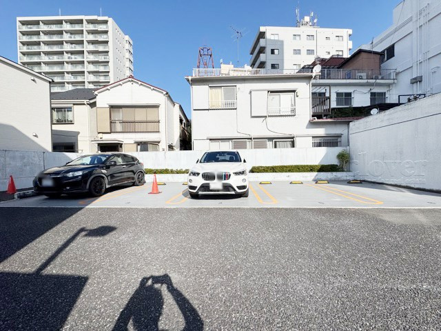 【駐車場】 | ウィン南千住エクシオン | マンションの駐車場スペース。空きの有無や駐車料金、サイズ規定などについては、改めてお問い合わせください。～即日のご見学可能～　お問合せはお気軽にどうぞ。