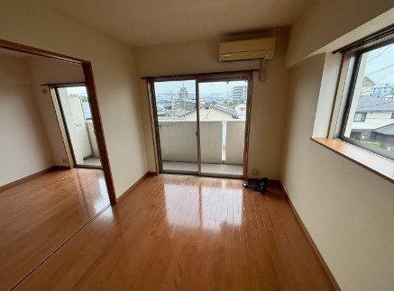 熊本市南区近見２丁目の賃貸マンションの居間・リビング