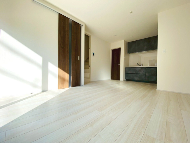 【居間・リビング】 | 西東京市下保谷２丁目　新築戸建て　１号棟 | 家族の笑顔が自然と集まり日常のひとときをやさしく彩ります