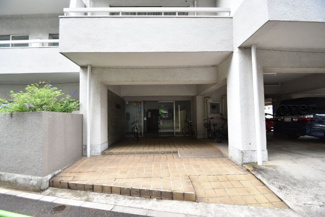 【エントランス】 | お客様を、そして住人を出迎えてくれるマンションのエントランス。ゴミが落ちていないことからも、管理状態の良さや住民の節度の高さが見て取れます。～即日のご見学可能～　お問合せはお気軽にどうぞ。