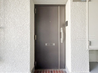 【その他共用部分】 | 皆様をお迎えする、お部屋の玄関ドア。開けやすさや開放角度、ドアノブの操作しやすさや鍵の形状などを、現地で一度ご確認ください。～即日のご見学可能～　お問合せはお気軽にどうぞ。