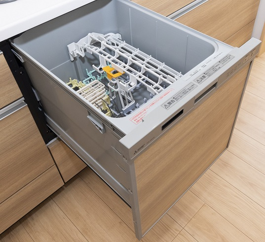 【内観：施工例】 | ライフフィールド岸城町　12号地 | 【キッチンコンロ】汚れたらサッと拭き掃除でOK！お手入れがラクチンなガラストップコンロ。複数品同時調理も可能な三口コンロ仕様。（同仕様の設備）