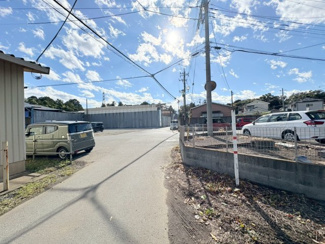 【前面道路含む現地写真】 | 川越市的場　資材置場用地　「鶴ヶ島IC」車12分　敷地373坪　