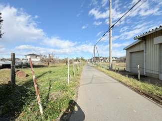 【前面道路含む現地写真】 | 川越市的場　資材置場用地　「鶴ヶ島IC」車12分　敷地373坪　