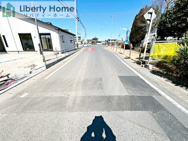 水戸市元吉田町14期　新築戸建　2号棟の前面道路含む現地写真
