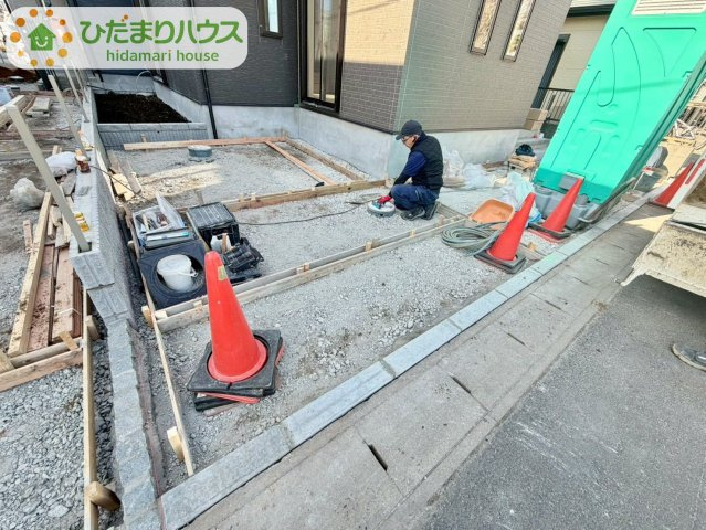 流山市東初石8期　新築戸建　　1号棟の前面道路含む現地写真|一方 ： 東 8m 公道