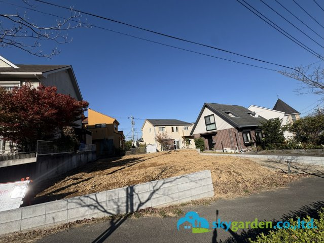 平塚市めぐみが丘1丁目　新築戸建　全1棟1号棟の前面道路含む現地写真